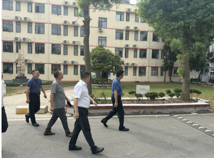 武汉市教育局领导实地指导金沙官网开学迎新准备工作 武汉市教育局领导实地指导金沙官网开学迎新准备工作